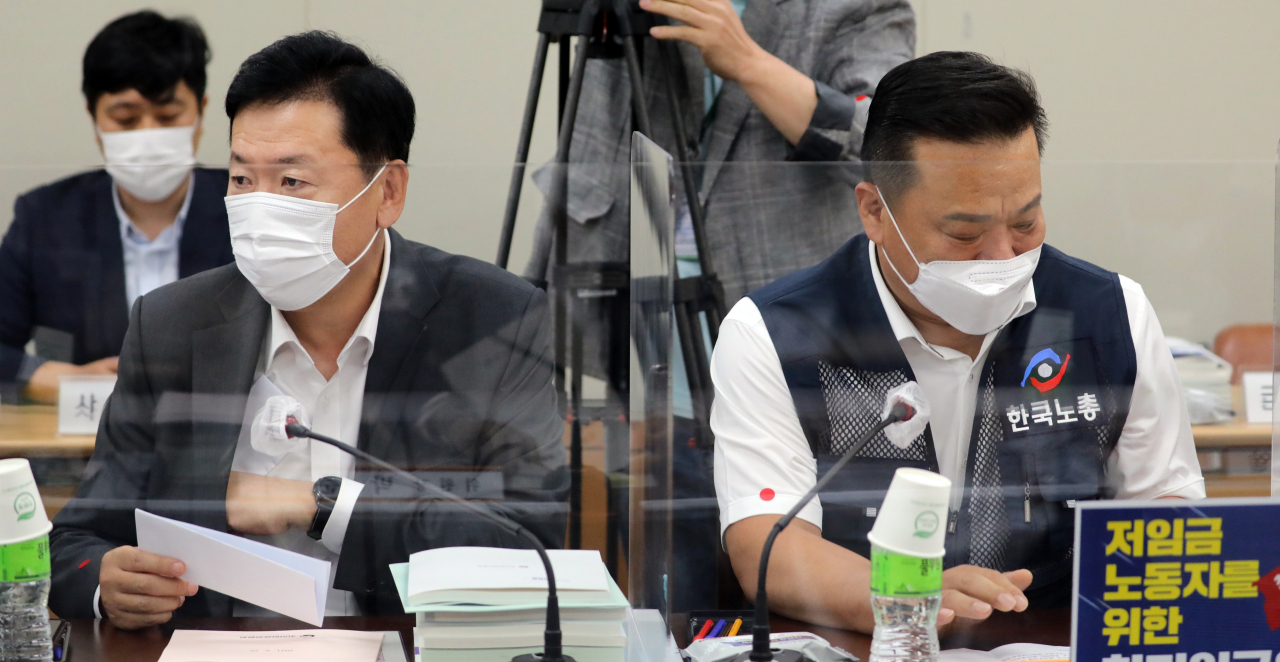 29일 오후 세종시 정부세종청사 최저임금위원회 회의실에서 열린 6차 전원회의에서 사용자위원인 류기정 경총 전무(왼쪽)와 근로자위원인 이동호 한국노총 사무총장이 서로 다른 곳을 바라보고 있다. [연합]