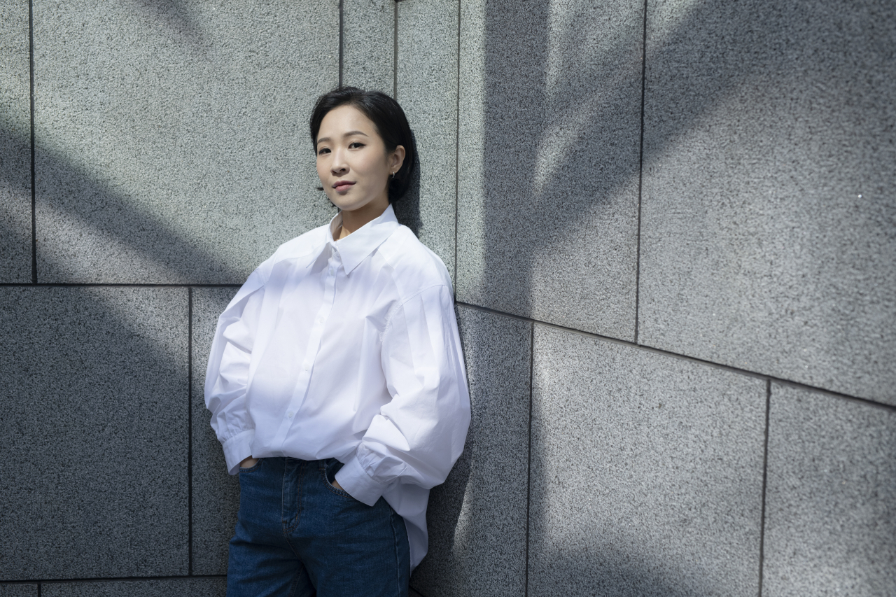 민요 록밴드 씽씽부터 무가(巫歌)에 밴드를 결합한 추다혜차지스에 이르기까지 추다혜는 지난 몇 년 사이 재발견된 전통음악의 새로운 흐름을 이끈 주역 중 한 명이다. 쉽게 규정하기 어려운 그의 음악세계는 ‘추다혜’라는 이름으로 존재한다. 추다혜는 ‘하나의 장르’가 됐다. [두산아트센터 제공]