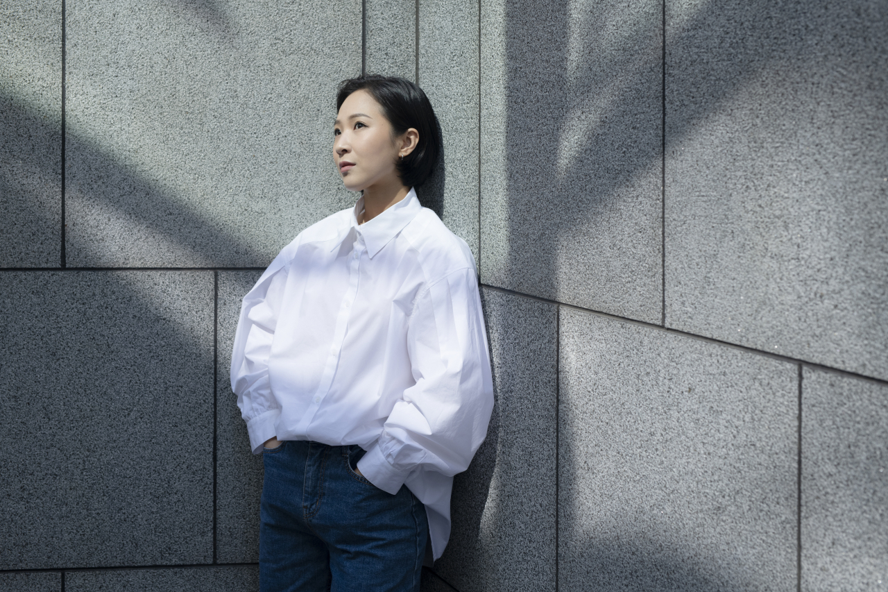 민요, 무가를 기반으로 다양한 장르의 융복합을 시도한 추다혜는 “전통이라는 자양분, 애정을 가진 도구로 예술을 하고 있는 것”이라고 말했다. [두산아트센터 제공]