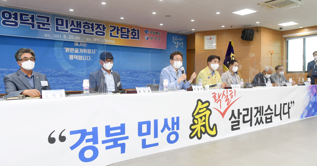 이철우 경북지사가 29일 영덕군청 대회의실에서 열린 새바람행복경북 현장 간담회에서 인사말을 하고 있다.[경북도 제공]