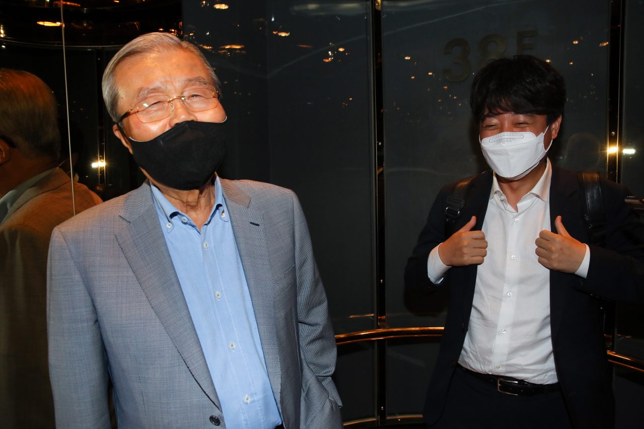 국민의힘 이준석 대표(오른쪽)와 김종인 전 비상대책위원장이 지난달 29일 서울 중구 한 호텔 식당에서 만찬 회동한 뒤 웃으며 엘리베이터에 타고 있다. [연합]