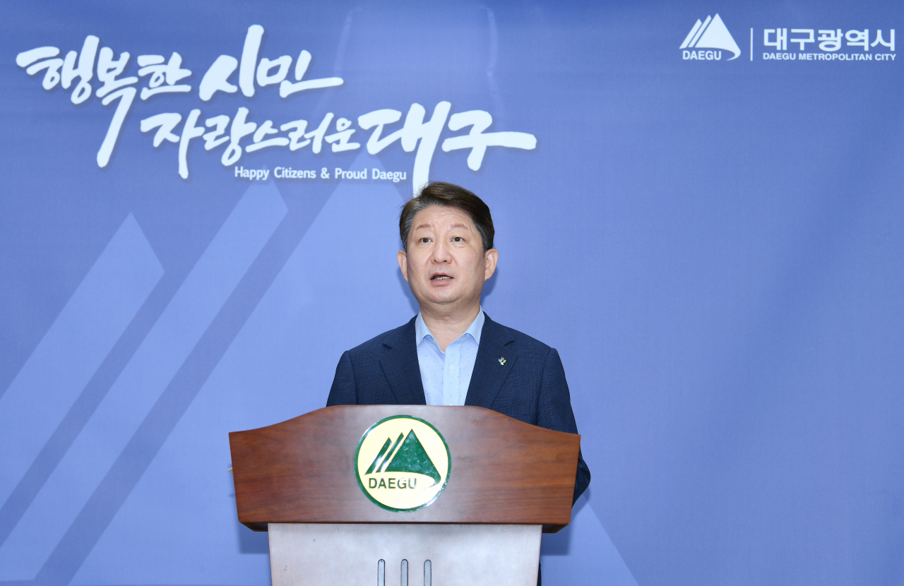 권영진 대구시장이 29일 오후 대구시청에서 국토부 ‘대구광주간 달빛내륙철도’ 제4차 국가철도망구축계획 반영 확정과 관련, 환영하는 담화문을 발표하고 있다.[대구시 제공]
