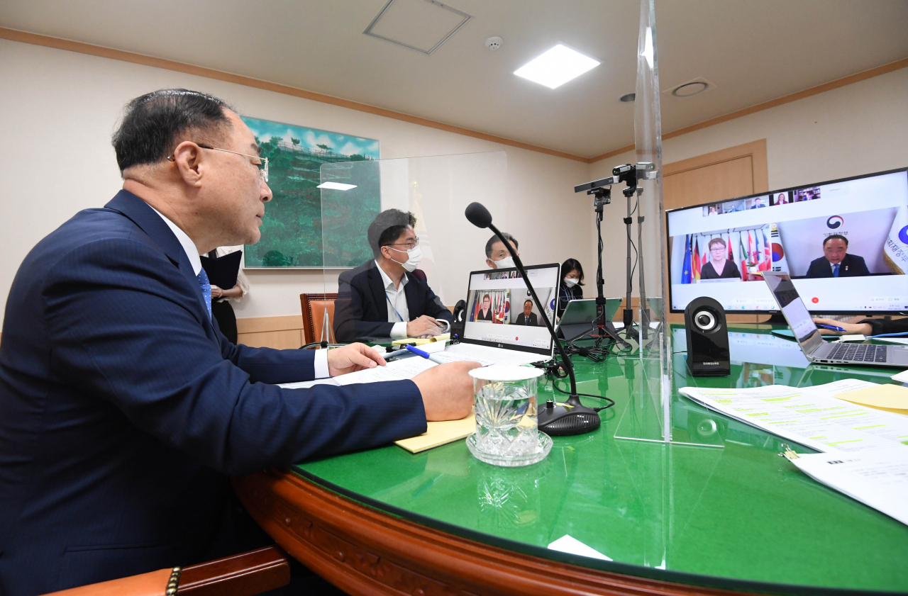 국제신용평가사 피치가 우리나라 정부와 연례협의에 들어간 가운데 홍남기 부총리 겸 기획재정부 장관이 다음달 5일 제임스 맥코맥 피치 국가신용등급 총괄과 화상으로 우리나라 경제 동향과 하반기 경제정책 방향 등을 설명할 계획이다. 사진은 지난 22일 오딜 르노-바소 유럽부흥개발은행(EBRD) 총재와 화상으로 면담을 하는 모습. [기획재정부 제공]