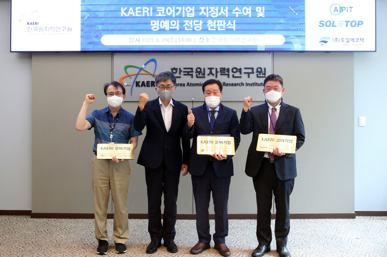 ‘KAERI 코어기업’ 지정패 수여식 모습. 왼쪽부터 박덕근 아이피트 대표, 박원석 한국원자력연구원장, 이승태 도일에코텍 대표, 사공영보 솔탑 대표.[한국원자력연구원 제공]