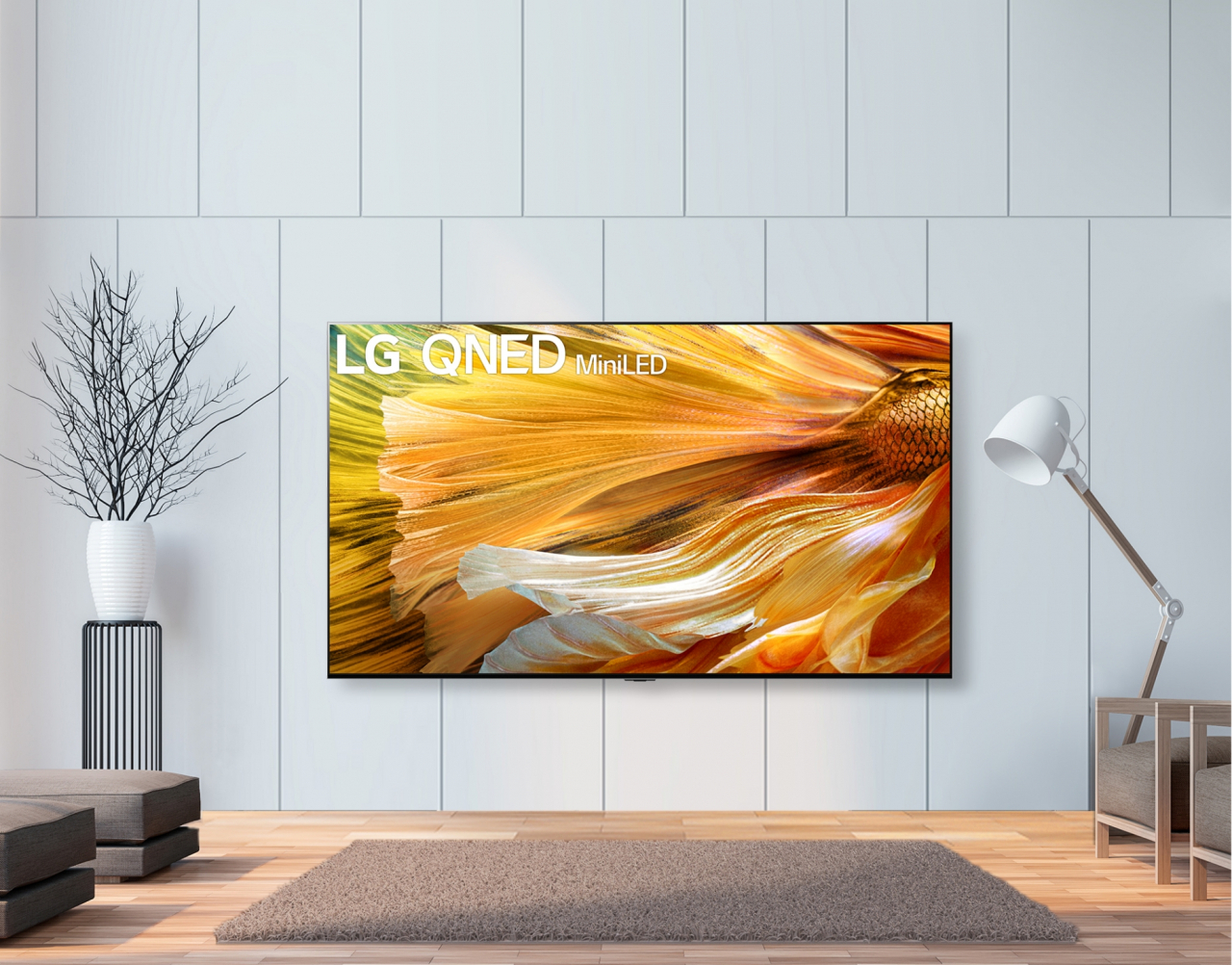 LG전자가 첫 미니 LED TV인 LG QNED MiniLED를 출시한다고 30일 밝혔다. 이 제품은 독자 고색재현 기술인 퀀텀닷 나노셀 컬러 테크놀로지를 적용해 정확하면서도 풍부한 색을 표현하는 것이 특징이다. LG QNED MiniLED가 집 안 공간과 조화를 이루며 배치돼 있는 모습. [LG전자 제공]