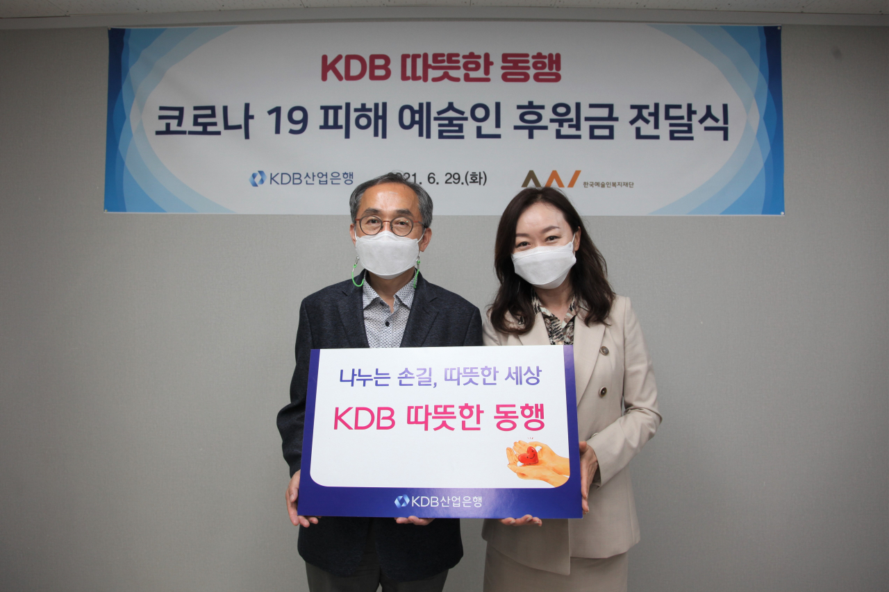 한국예술인복지재단에서 29일 열린 'KDB 따뜻한 동행' 후원금 전달식에서 박선경 산업은행 경영관리부문장(오른쪽)이 박영정 한국예술인복지재단 대표와 기념 사진을 찍고 있다. [산업은행]