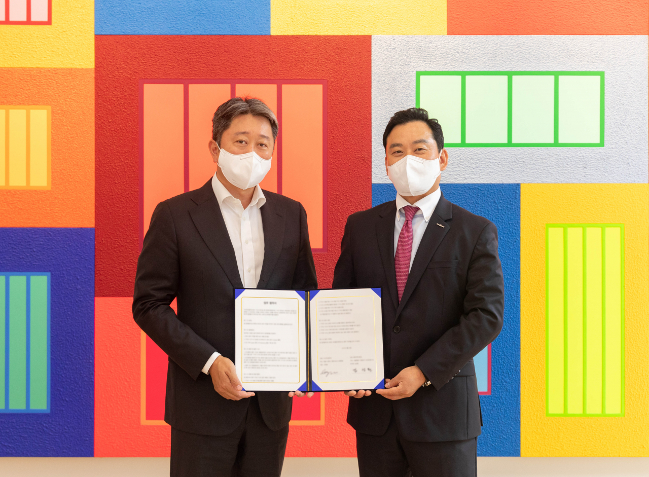 김성환 한국투자증권 개인고객그룹 부사장(오른쪽)과 이정용 가나아트갤러리 대표이사가 업무협약을 맺고 기념 촬영을 하고 있다.[한국투자증권 제공]