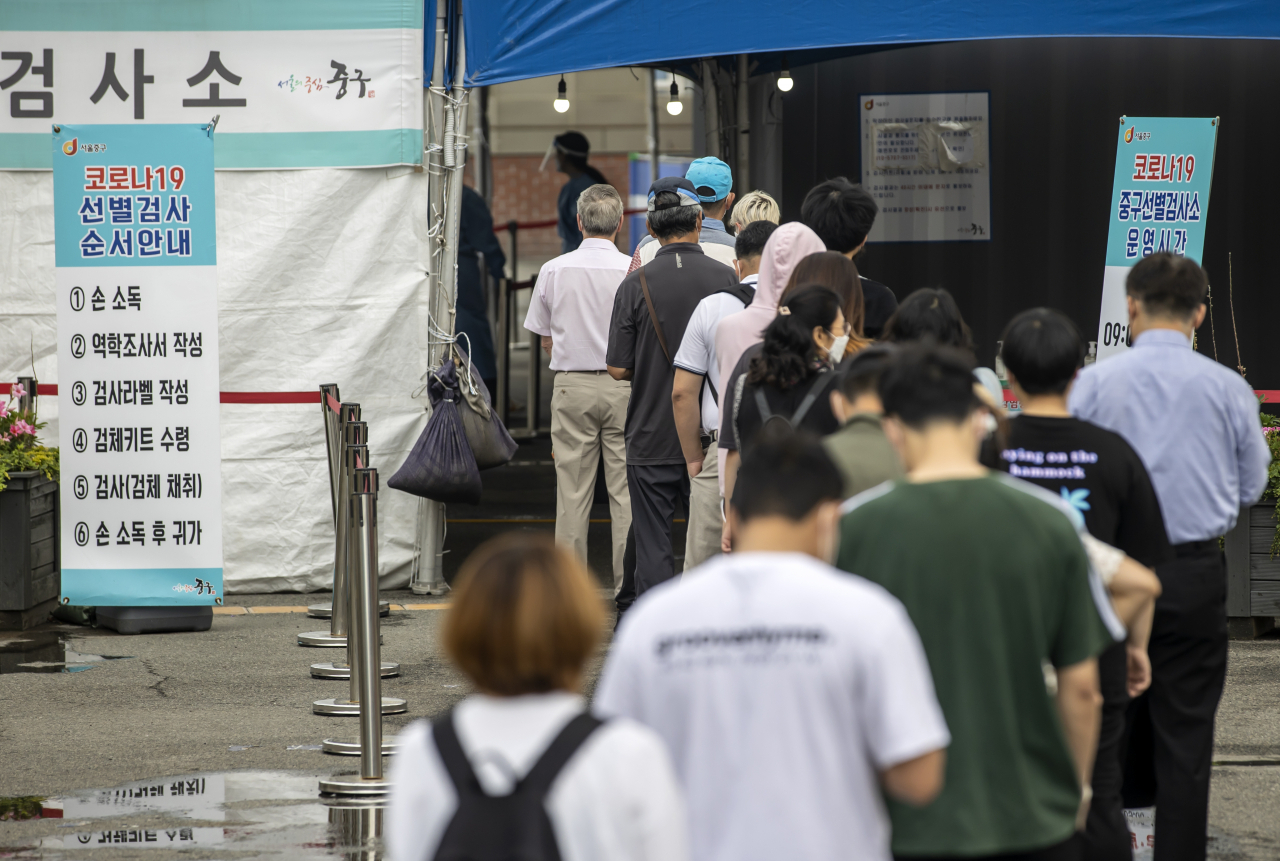 코로나19 신규 확진자 수가 800명에 육박한 30일 오전 서울역에 설치된 중구임시선별검사소에서 시민들이 검사를 받기 위해 줄을 서 있다. 중앙방역대책본부는 이날 0시 기준으로 신규 확진자가 794명 늘어 누적 15만6천961명이라고 밝혔다. 연합뉴스