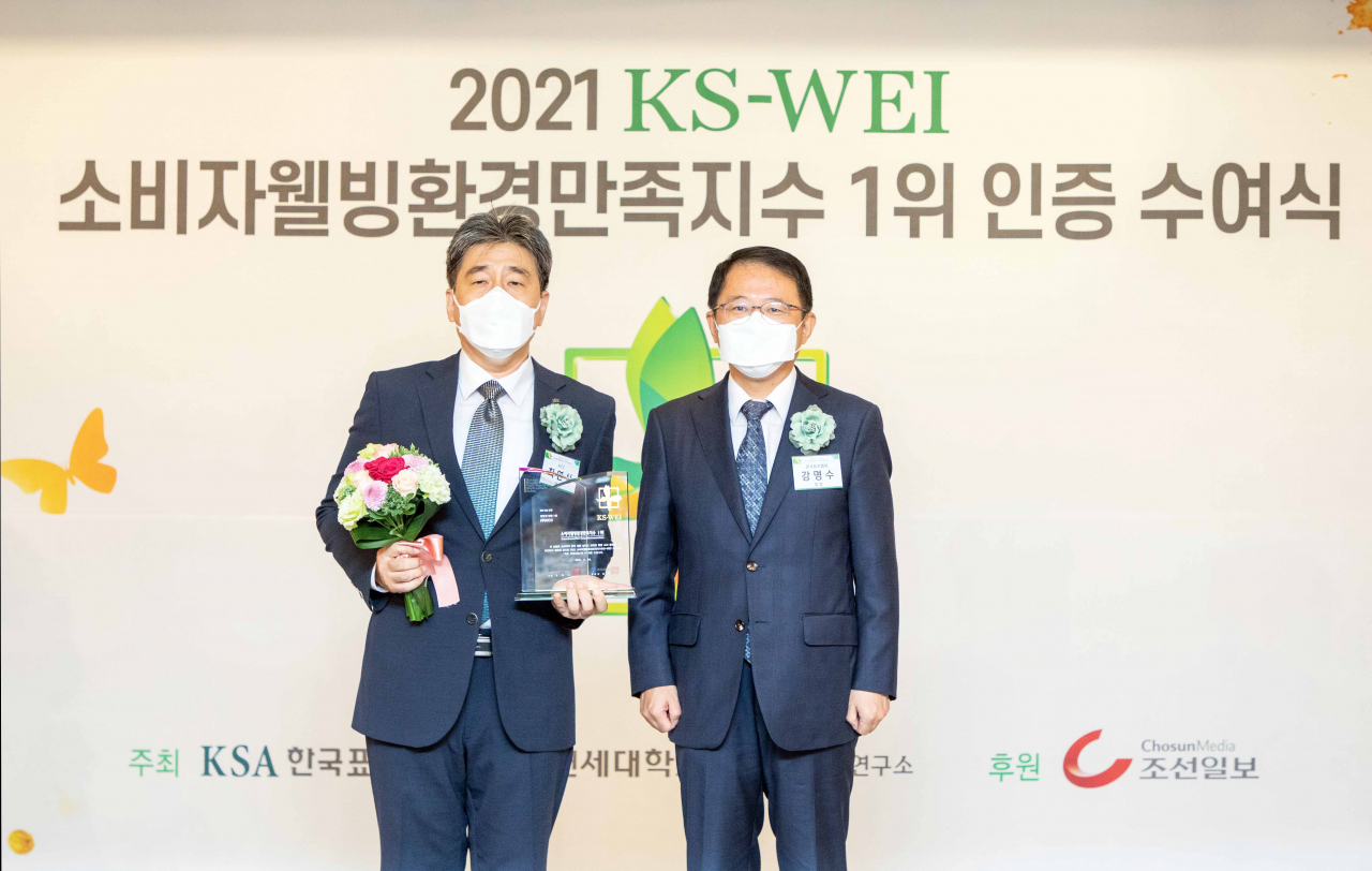 최연식(왼쪽) KCC 이사와 강명수 한국표준협회 회장이 시상식 이후 기념 사진을 촬영하고 있다. [KCC 제공]