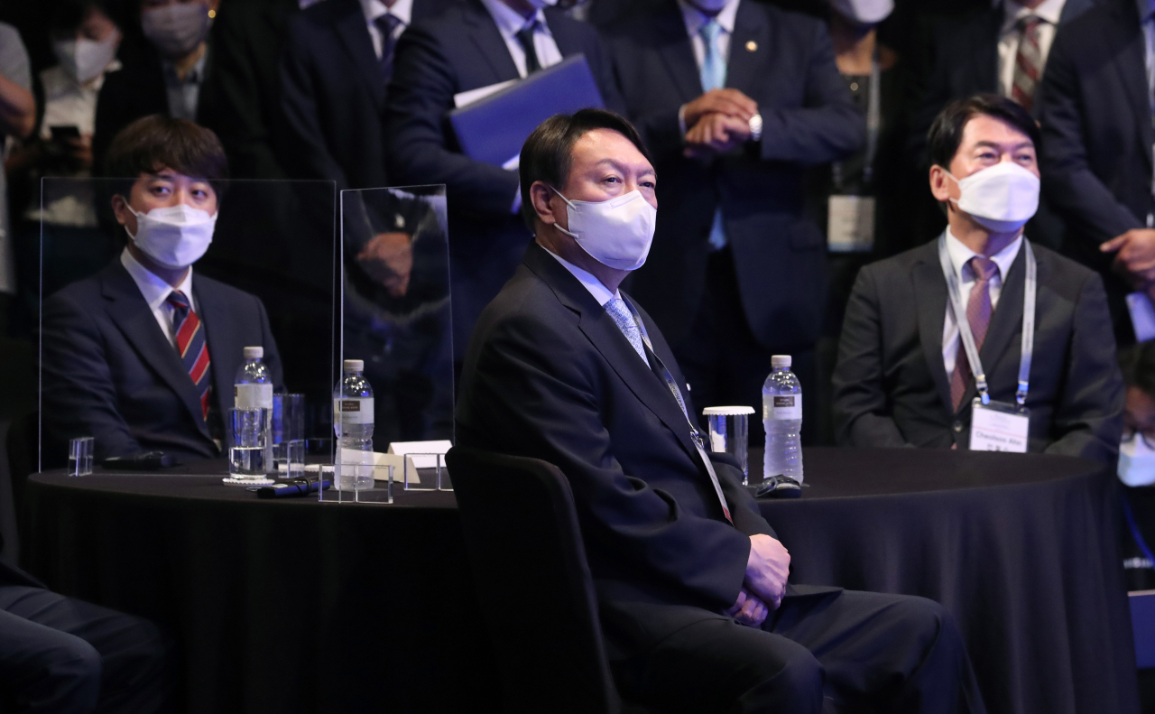 30일 조선일보 주최로 서울 신라호텔에서 열린 아시안리더십콘퍼런스에서 윤석열(가운데) 전 검찰총장과 이준석(왼쪽) 국민의힘 대표, 국민의당 안철수 대표가 김부겸 국무총리의 축사를 경청하고 있다. [연합]