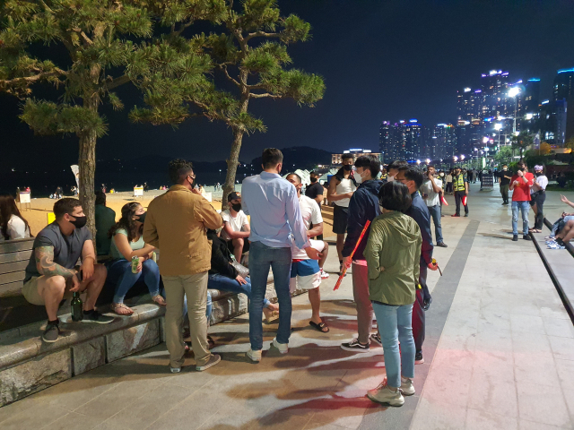 해운대해수욕장에서 주한미군을 상대로 특별단속을 벌이는 모습. [해운대구청 제공]