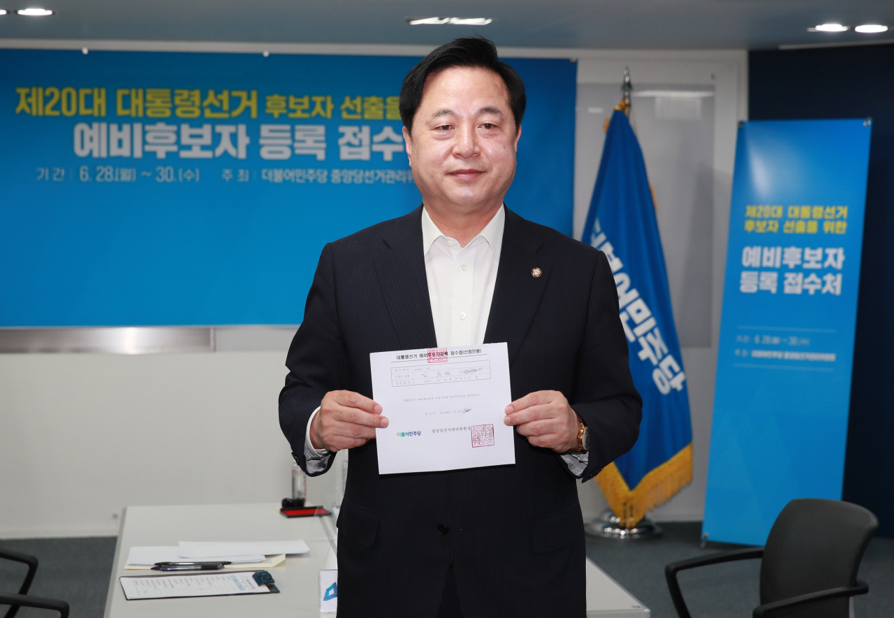 김두관 더불어민주당 의원이 지난 29일 서울 여의도 더불어민주당 중앙당사에서 제20대 대통령선거 예비후보자 등록을 마친 뒤 등록증을 들어보이고 있다. [연합]