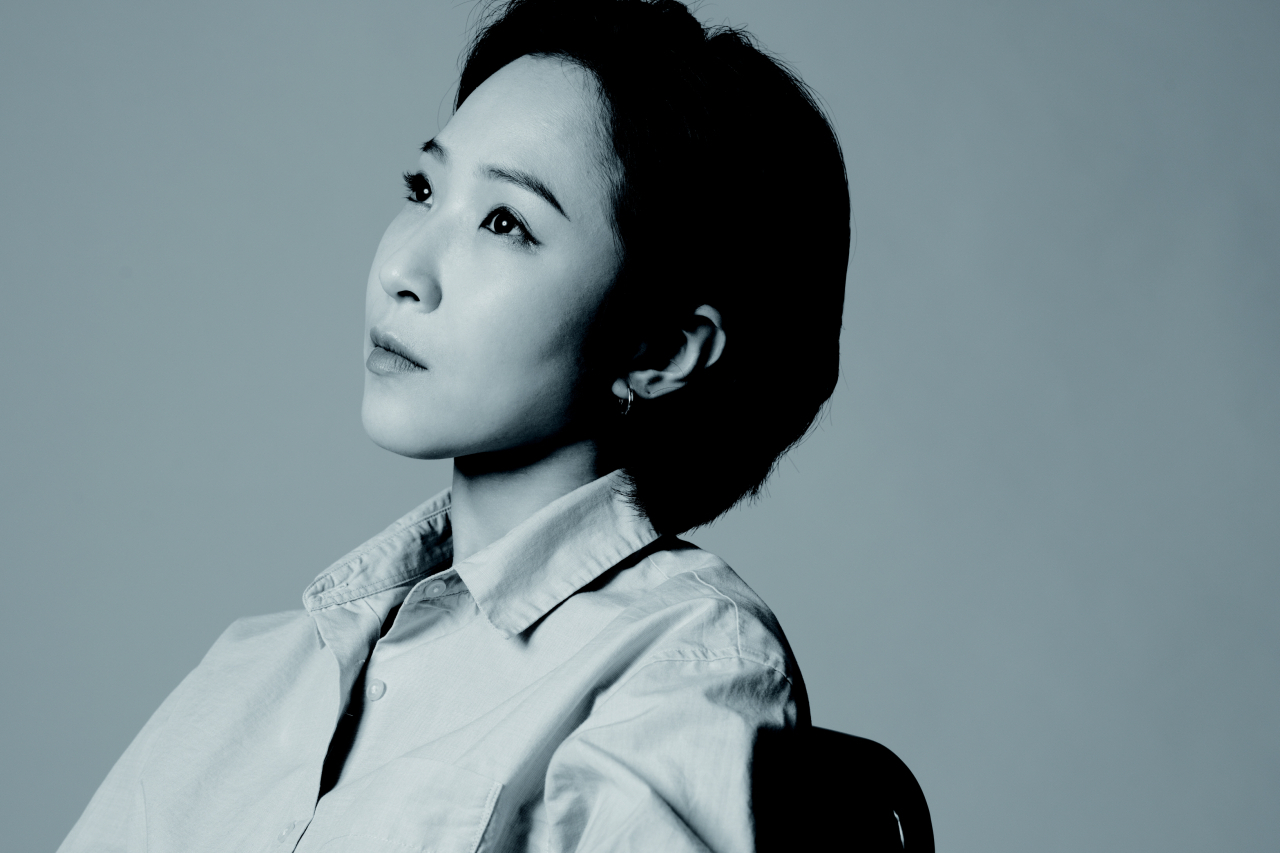 민요 록밴드 ‘씽씽’부터 무가(巫歌)에 밴드를 결합한 ‘추다혜차지스’에 이르기까지 추다혜는 지난 몇 년 사이 재발견된 전통음악의 새로운 흐름을 이끈 주역 중 한 명이다. 쉽게 규정하기 어려운 그의 음악세계는 ‘추다혜’라는 이름으로 존재한다. 추다혜는 ‘하나의 장르’가 됐다. [두산아트센터 제공]