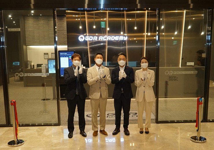 GDR아카데미 100호점인 ‘강남센터필드점’ 오픈식에 참석한 골프존 GDR 사업기획실 안웅기 상무, 골프존 박강수 대표이사, 신세계프라퍼티 임영록 대표이사, 더 샵스 앳 센터필드 박혜윤 점장(왼쪽부터)이 테이프 커팅식을 진행하고 있다.