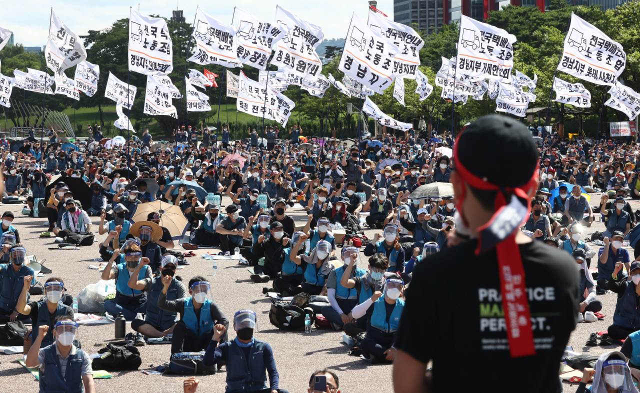 지난 16일 오전 서울 영등포구 여의도공원에서 전국택배노동조합(택배노조) 조합원들이 과로사 대책 마련과 사회적 합의 이행 촉구 집회를 하고 있는 모습. 해당 집회 참가자 중 2명이 신종 코로나바이러스 감염증(코로나19) 확진 판정을 받았다. [연합]