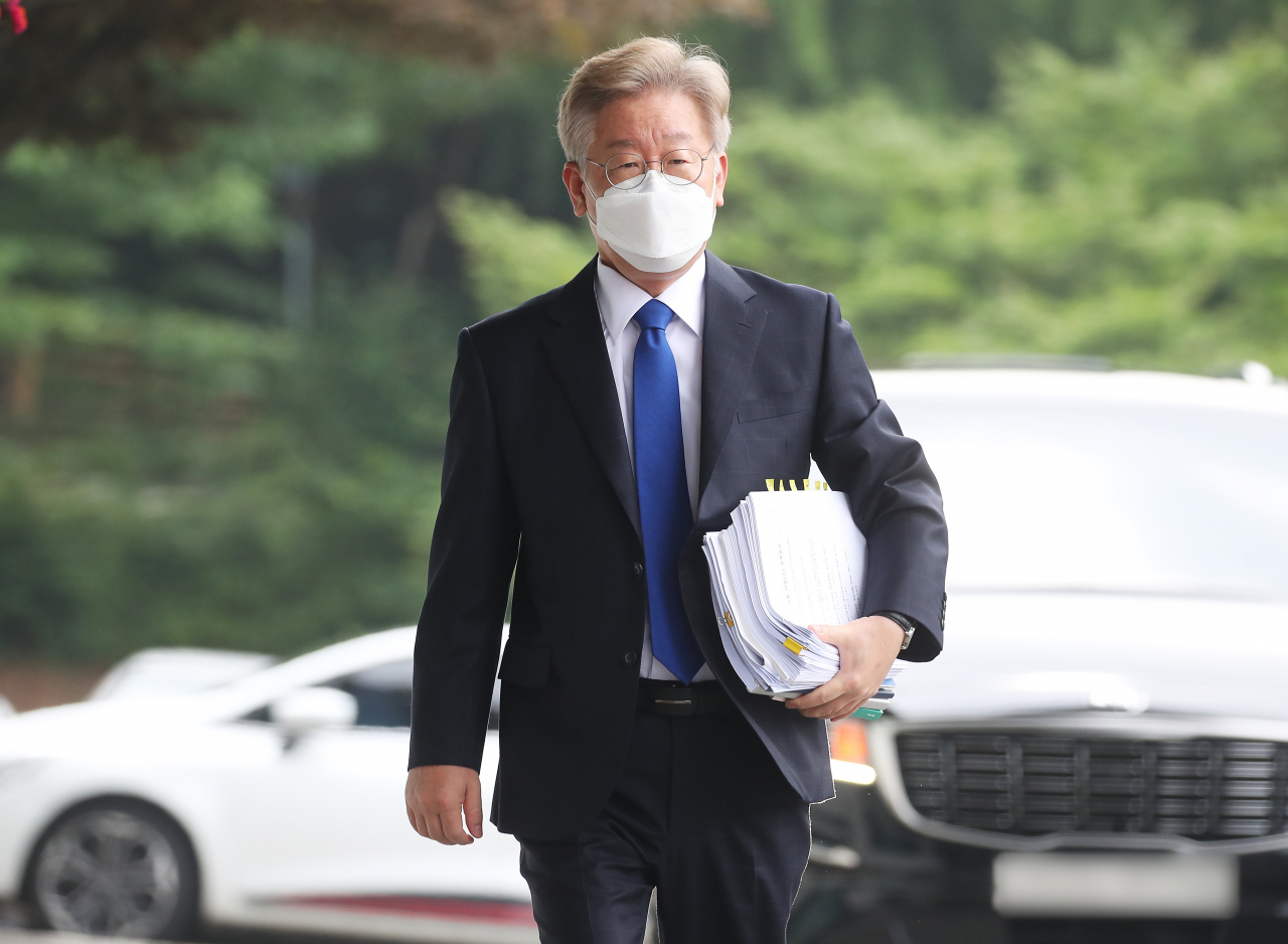 대선 출마 선언을 앞둔 이재명 경기도지사가 30일 오전 경기도 수원시 경기도청으로 출근하고 있다. [연합]