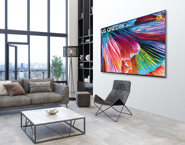 LG QNED MiniLED가 집안 공간과 조화를 이루며 배치돼 있는 모습. [LG전자 제공]