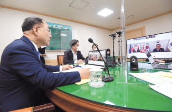 국제신용평가사 피치가 우리나라 정부와 연례협의에 들어간 가운데 홍남기 부총리 겸 기획재정부 장관이 다음달 5일 제임스 맥코맥 피치 국가신용등급 총괄과 화상으로 우리나라 경제 동향과 하반기 경제정책 방향 등을 설명할 계획이다. 사진은 지난 22일 오딜 르노-바소 유럽부흥개발은행(EBRD) 총재와 화상으로 면담을 하는 모습. [기획재정부 제공]