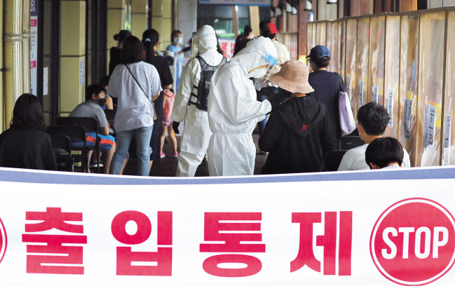 국내 신종 코로나바이러스 감염증(코로나19) 확산세가 거세지면서 30일 신규 확진자 수가 800명에 육박했다. 중앙방역대책본부는 이날 0시 기준으로 신규 확진자가 794명 늘어 누적 15만6961명이라고 밝혔다. 700명대 확진자는 지난 5일(744명) 이후 25일 만이며, 794명 자체는 ‘4차 유행’이 진행 중이던 지난 4월 23일(797명) 이후 68일 만에 최다 기록이다. 이날 서울시 송파구보건소 선별진료소에 시민들이 검사를 위해 줄 서 있다. [연합]