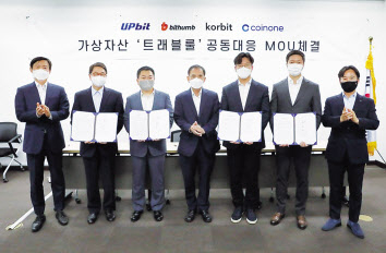 이종구(왼쪽부터) 한국블록체인협회 자율규제위원장, 이석우 두나무 대표, 허백영 빗썸코리아 대표, 오갑수 한국블록체인협회장, 오세진 코빗 대표, 차명훈 코인원 대표, 전중훤 한국블록체인협회 글로벌협력위원장 등이 합작법인 설립 기념 촬영을 하고 있다. [빗썸코리아 제공]