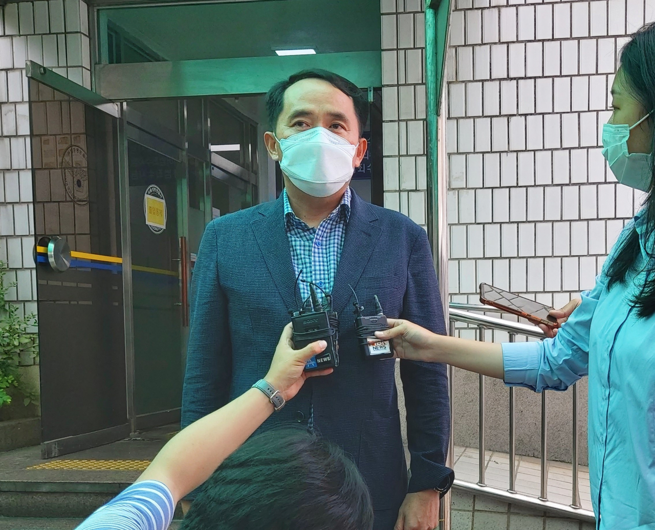 최원일 전 천안함 함장이 30일 서울 성동경찰서에서 취재진에 답변하고 있다. 최 전 함장은 천안함과 관련해 욕설과 막말을 한 서울 휘문고 교사를 경찰에 고소해 이날 고소인 조사를 받았다. 신주희 기자