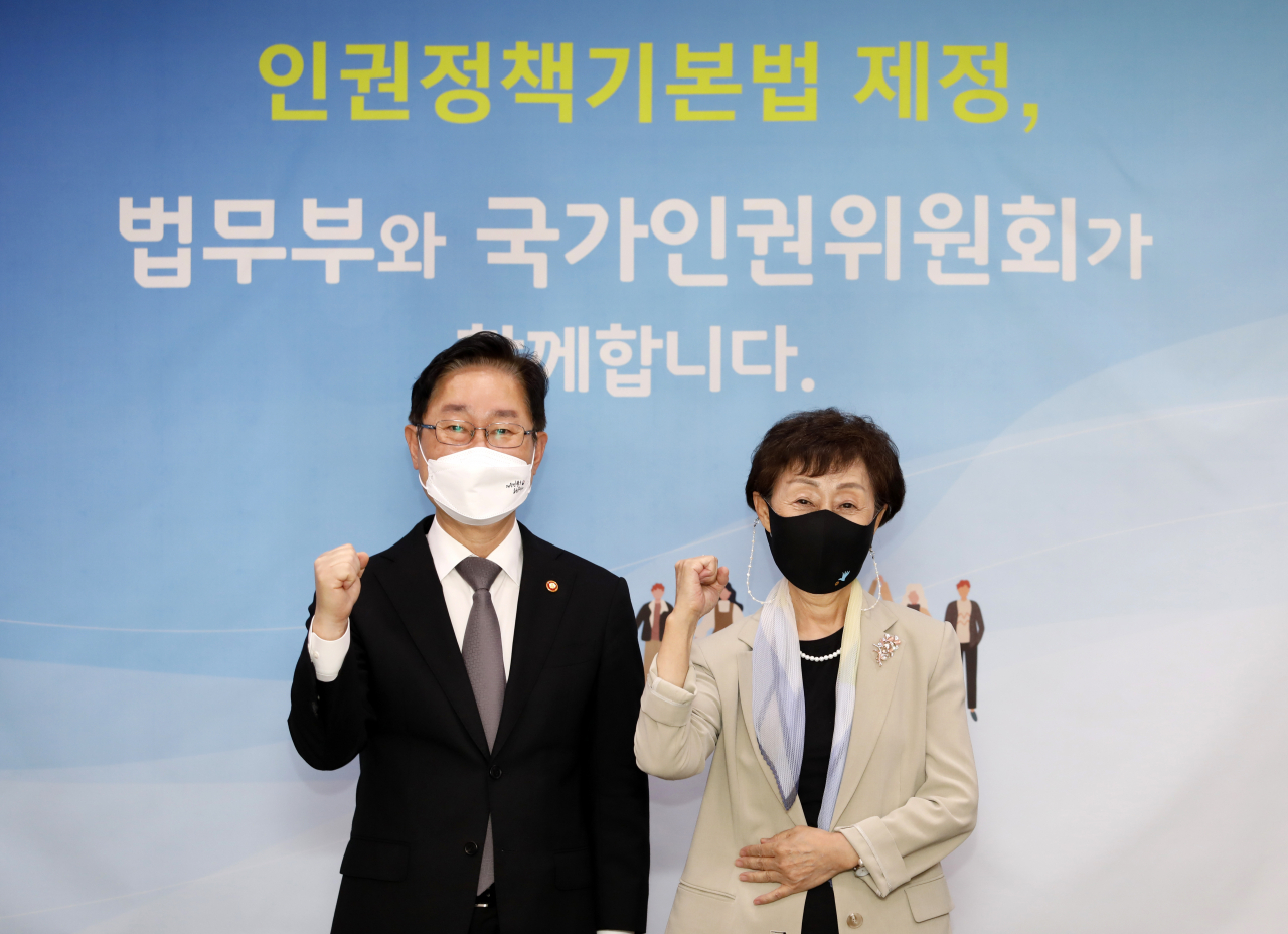 최영애 국가인권위원장(오른쪽)과 박범계 법무부장관이 30일 오전 인권정책기본법 추진을 위한 논의를 하고 기념사진을 촬영하고 있다. [국가인권위원회 제공]