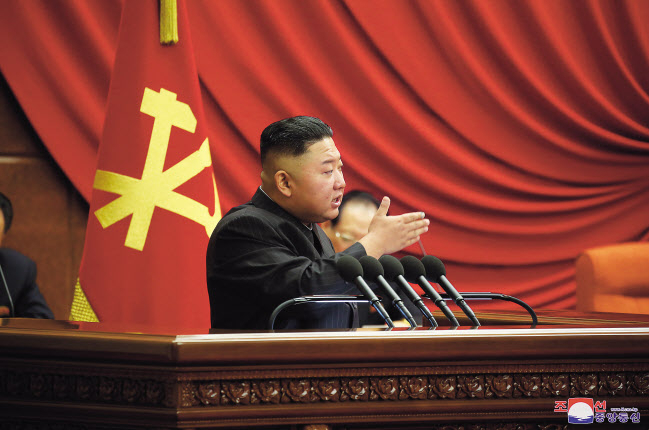 김정은 북한 국무위원장은 29일 노동당 정치국 확대회의를 소집해 코로나19 방역과 관련해 “중대사건이 발생했다”고 말했다. [평양 노동신문=뉴스1]