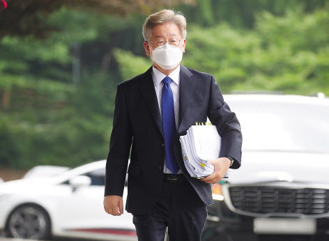 대선 출마 선언을 앞둔 이재명 경기도지사가 30일 오전 경기도 수원시 경기도청으로 출근하고 있다. [연합]