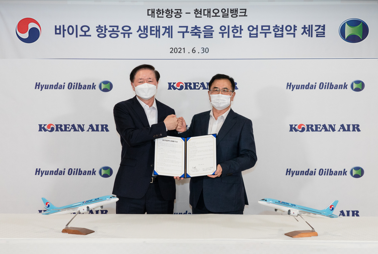 30일 오전 서울시 강서구 대한항공 본사에서 우기홍 대한항공 사장, 강달호 현대오일뱅크 사장등 양사 관계자들이 참석한 가운데 항공부문 탄소중립 실현을 위한 바이오항공유 협력 MOU를 체결했다. 대한항공 우기홍 사장(왼쪽)과 강달호 현대오일뱅크 사장(오른쪽)이 기념 사진을 촬영하고 있는 모습
