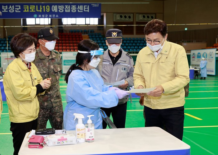 김철우 보성군수가 코로나19 백신접종센터를 방문해 점검하고 있다. [보성군 제공]