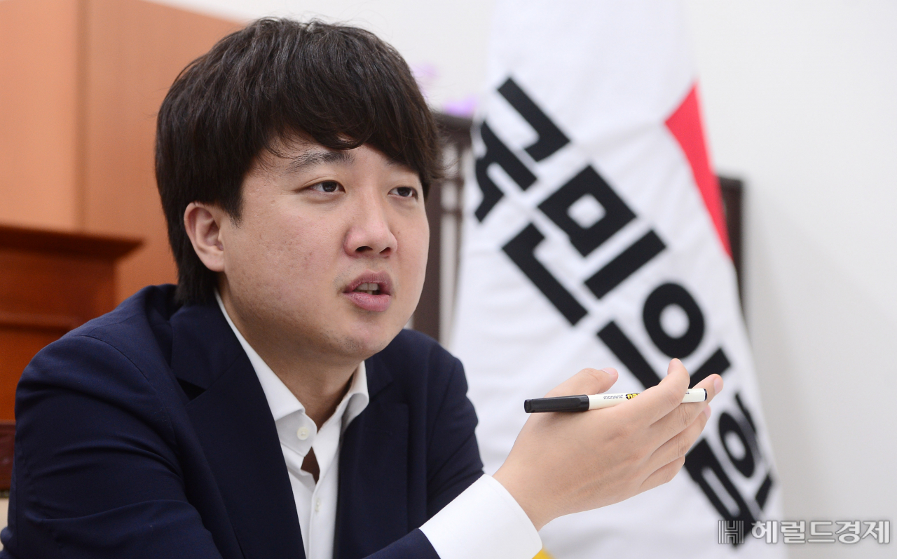 [헤럴드경제=이상섭 기자] 국민의힘 이준석 대표가 29일 서울 여의도 국회에서 본지와 인터뷰를 갖고 있다.