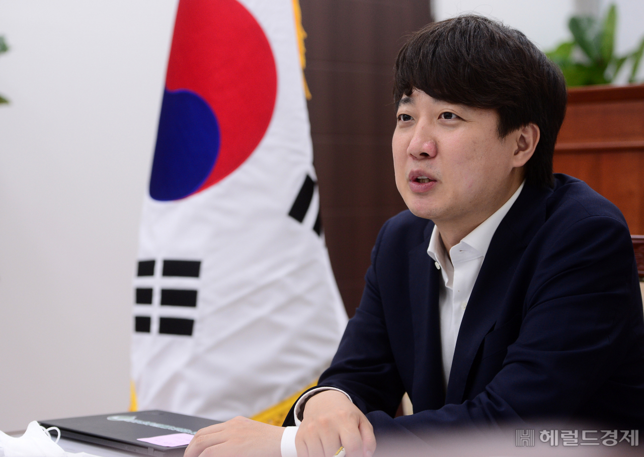 [헤럴드경제=이상섭 기자] 국민의힘 이준석 대표가 29일 서울 여의도 국회에서 본지와 인터뷰를 갖고 있다.