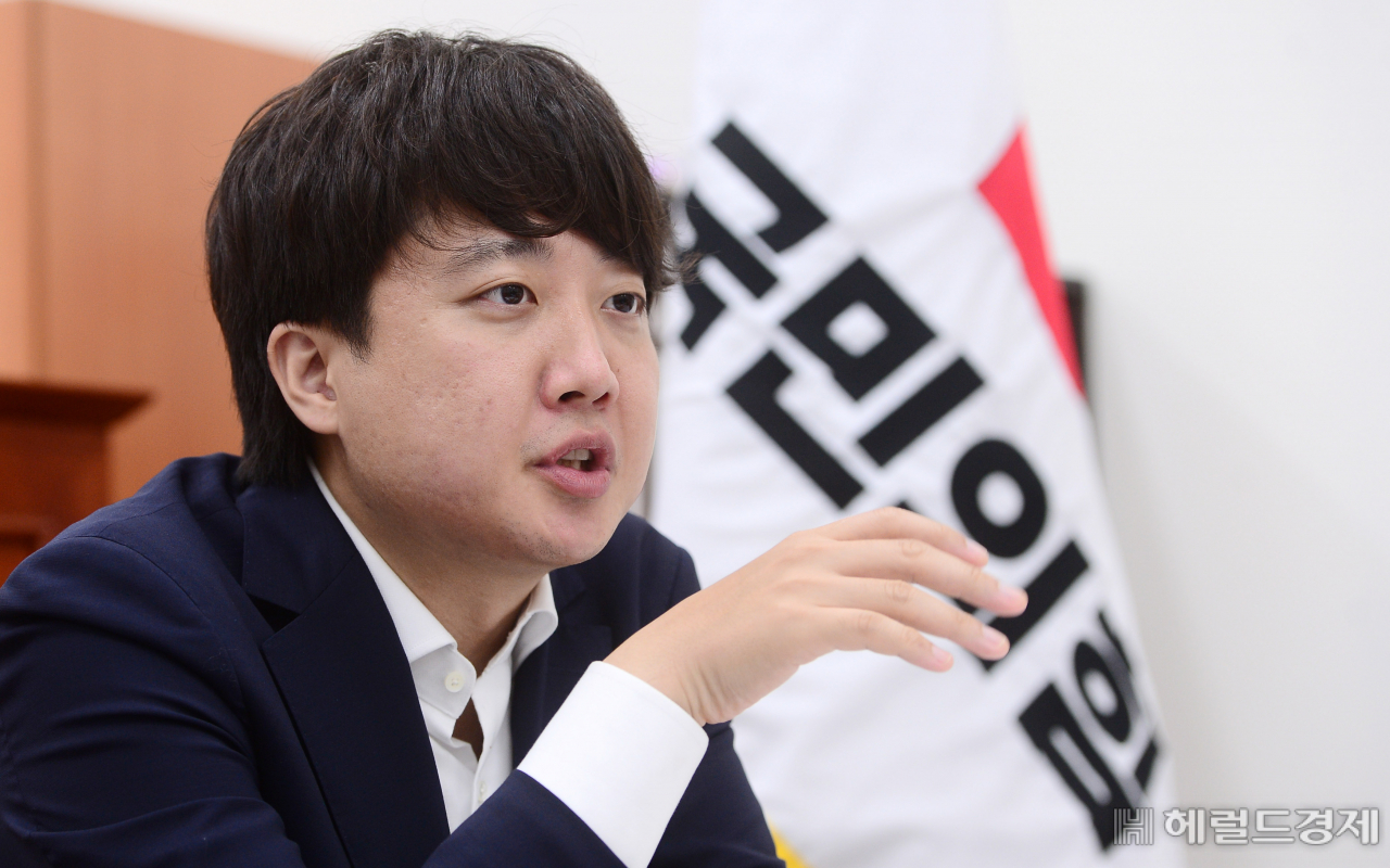 [헤럴드경제=이상섭 기자] 국민의힘 이준석 대표가 29일 서울 여의도 국회에서 본지와 인터뷰를 갖고 있다.