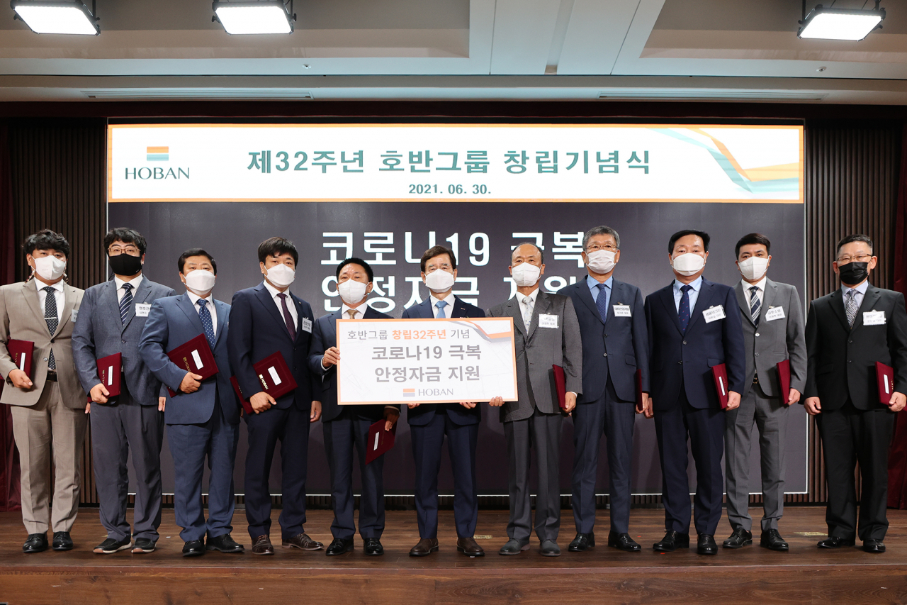 김선규 호반그룹 총괄회장(왼쪽 여섯번째), 임선빈 현대석재 대표(왼쪽 다섯번째) 등이 30일 서울 서초구 우면동 호반파크에서 열린 ‘제32주년 호반그룹 창립기념식’에서 협력사 경영안정자금을 전달 행사를 가진 뒤 기념촬영을 하고 있다. [호반건설 제공]