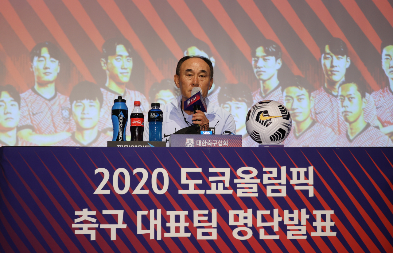 김학범 올림픽 남자 축구대표팀 감독이 30일 오후 서울 종로구 광화문 KT스퀘어에서 2020 도쿄올림픽 축구대표팀 최종 명단을 발표하고 있다. [연합]