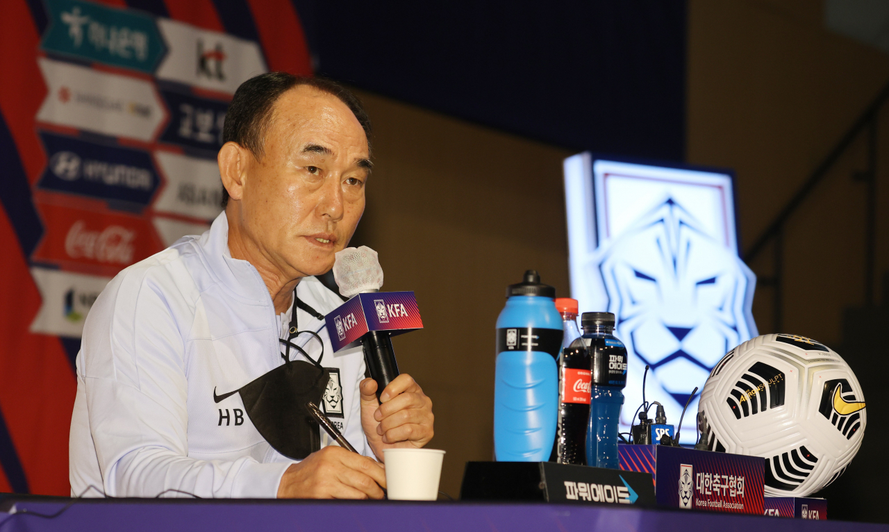 김학범 올림픽 남자 축구대표팀 감독이 30일 오후 서울 종로구 광화문 KT스퀘어에서 2020 도쿄올림픽 축구대표팀 최종 명단을 발표하고 있다. [연합]