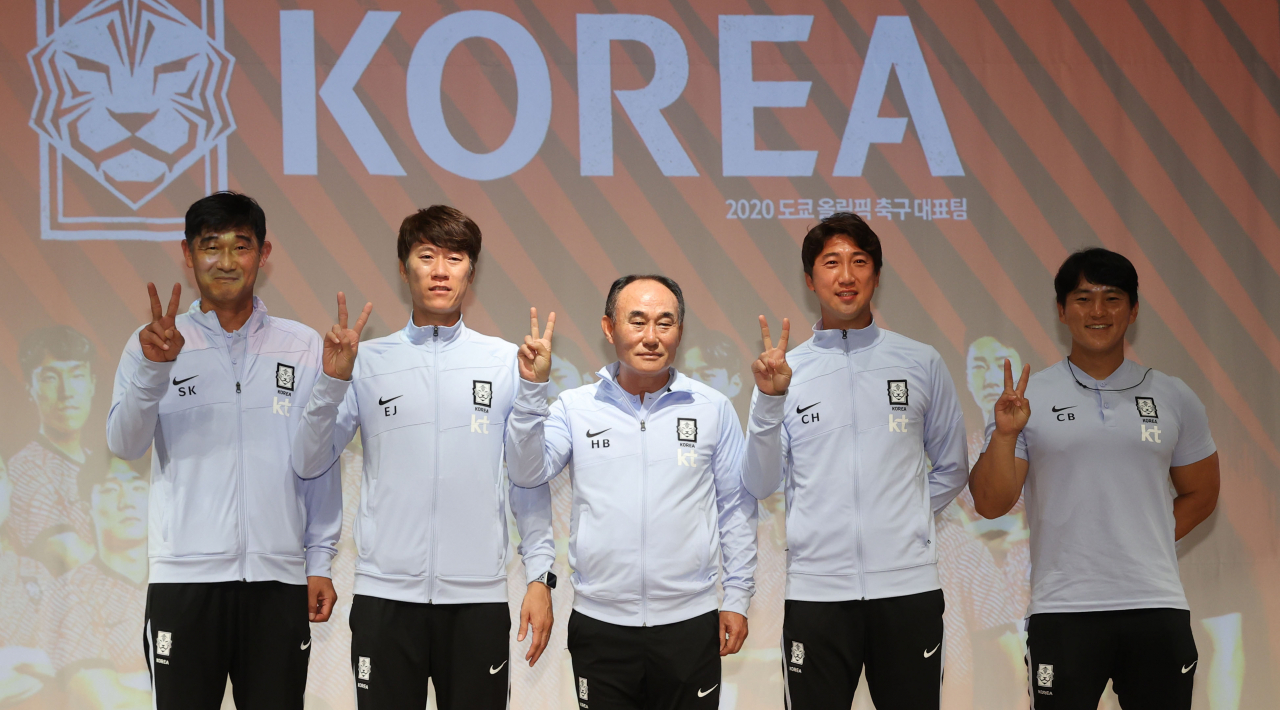 김학범 올림픽 남자 축구대표팀 감독(가운데)과 코치진이 30일 오후 서울 종로구 광화문 KT스퀘어에서 열린 2020 도쿄올림픽 축구대표팀 최종 명단 발표 기자회견에서 기념촬영을 하고 있다. [연합]