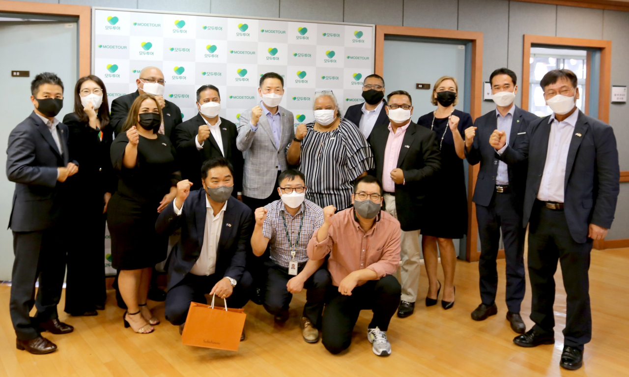 모두투어 임직원과 북마리아나제도 방한단 일행이 여행재개의 희망을 함께 일궈나가자는 뜻으로 화이팅을 외치고 있다.