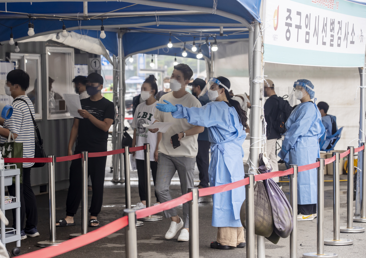 코로나19 신규 확진자 수가 800명에 육박한 30일 오전 서울역에 설치된 중구임시선별검사소에서 시민들이 검사를 받기 위해 줄을 서 있다. 중앙방역대책본부는 이날 0시 기준으로 신규 확진자가 794명 늘어 누적 15만6천961명이라고 밝혔다. 연합뉴스