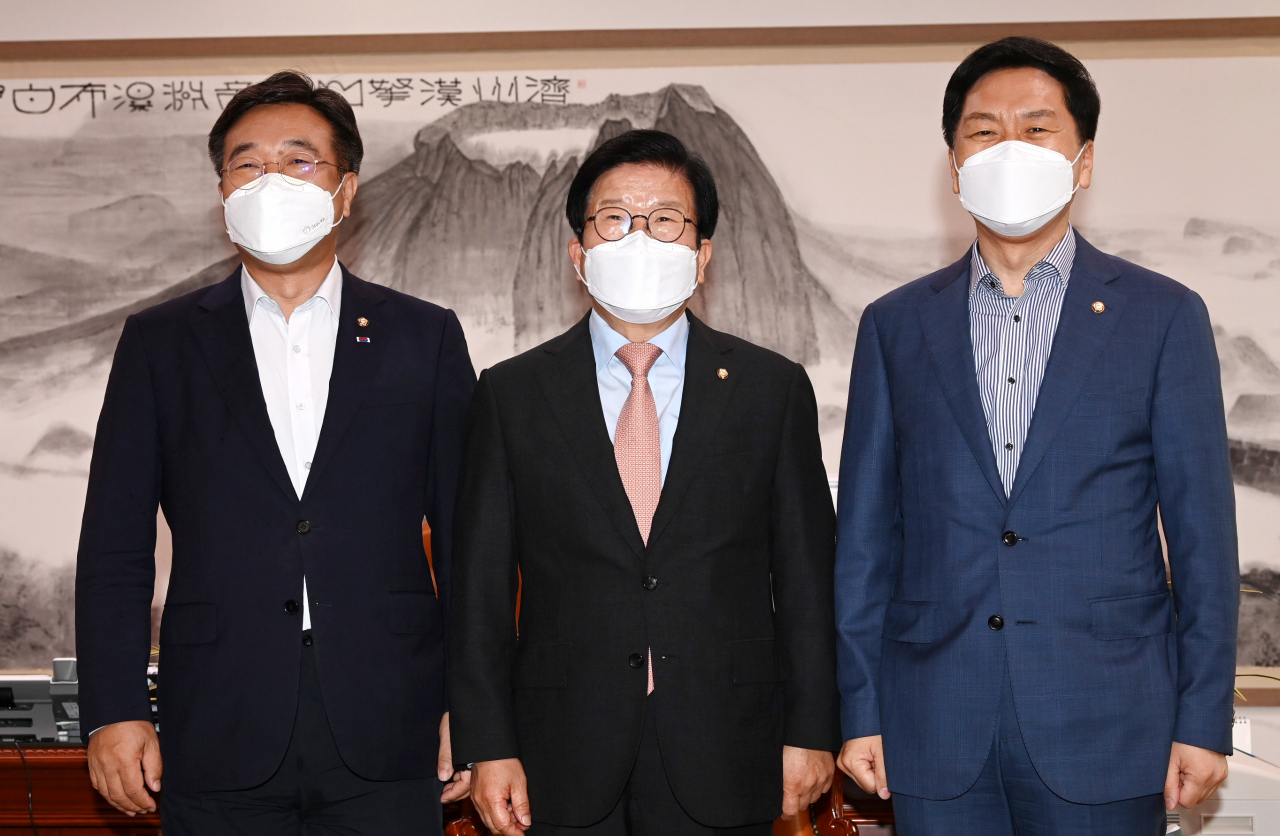 박병석 국회의장(가운데)과 더불어민주당 윤호중 원내대표(왼쪽), 국민의힘 김기현 원내대표가 30일 오전 국회의장실에서 회동하고 있다. [연합]