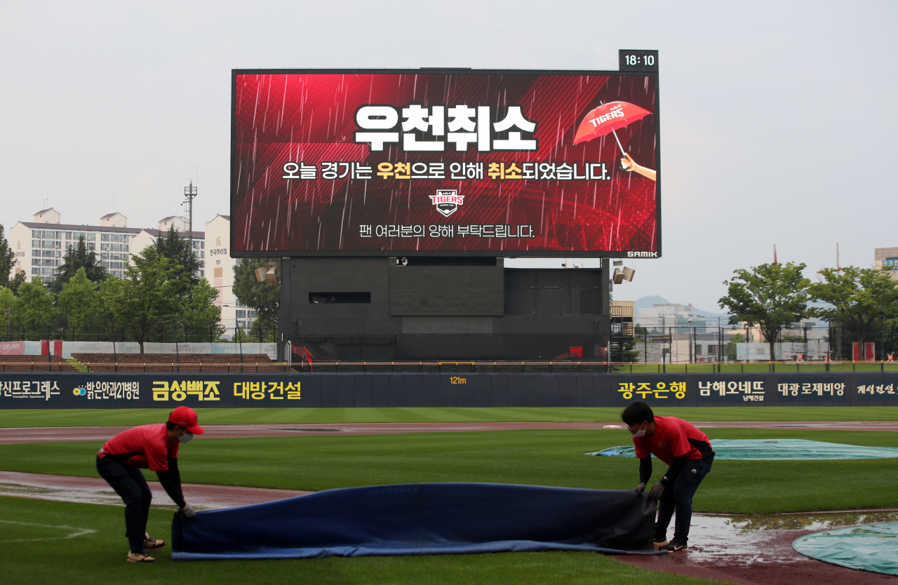 30일 광주-기아챔피언스필드에서 열릴 예정이던 2021 KBO 프로야구 NC 다이노스와 KIA 타이거즈의 경기가 갑자기 내린 비로 취소돼 전광판에 우천취소 안내가 표출되고 있다. 이날 취소된 경기는 추후 편성된다. [연합]