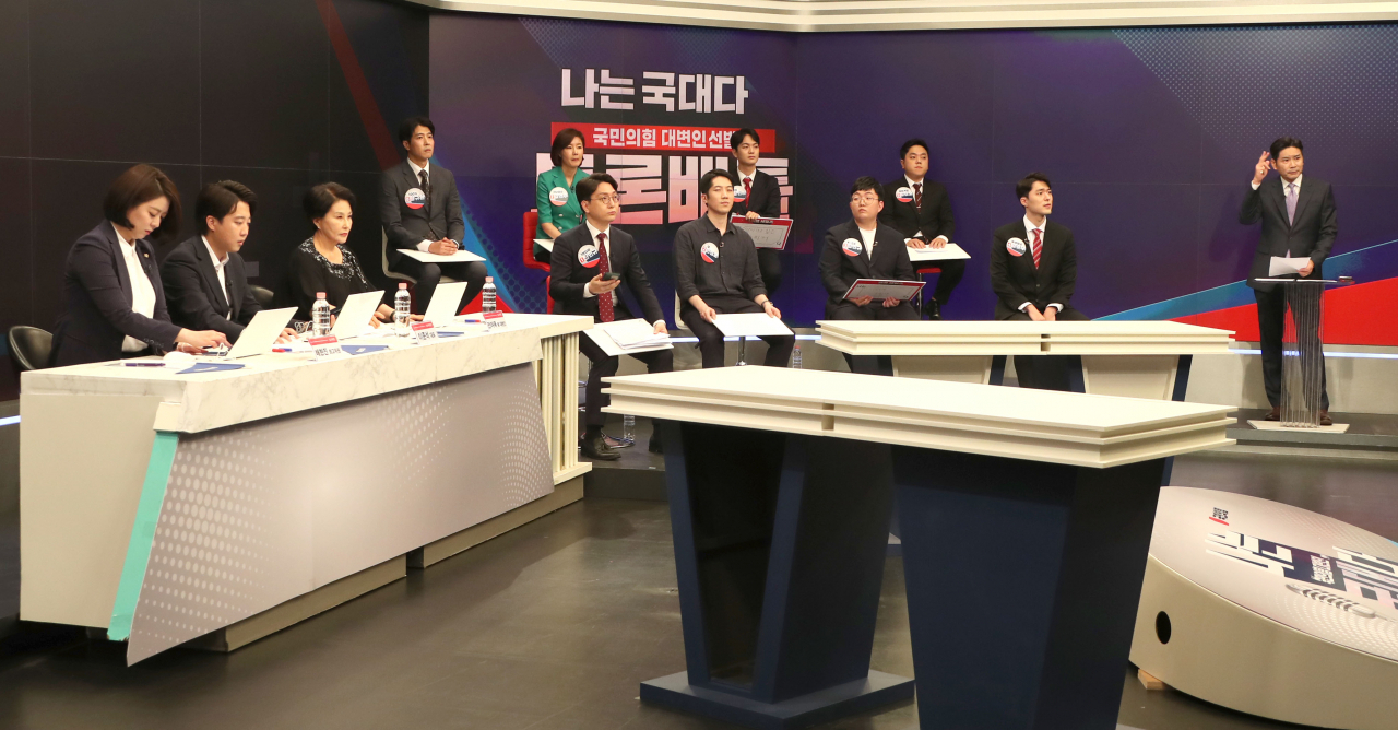 30일 서울 중구 TV조선 스튜디오에서 국민의힘 대변인 선발을 위한 토론 배틀 '나는 국대다(국민의힘 대변인이다)' 8강전이 진행되고 있다. 이날 토론배틀에는 최연소 지원자인 김민규씨(인천국제고3)와 최고령 참가자인 방송인 김연주씨를 비롯해 신인규·민성훈·양준우·임승호·황인찬·황규환씨가 참여했다. [연합]