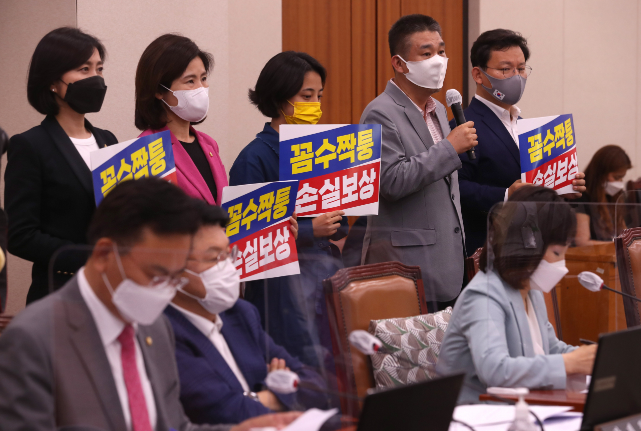 30일 서울 여의도 국회에서 열린 법제사법위원회 전체회의에서 국민의힘 최승재(오른쪽 두번째) 의원이 손실보상법 소급적용을 주장하며 발언하고 있다. [연합]