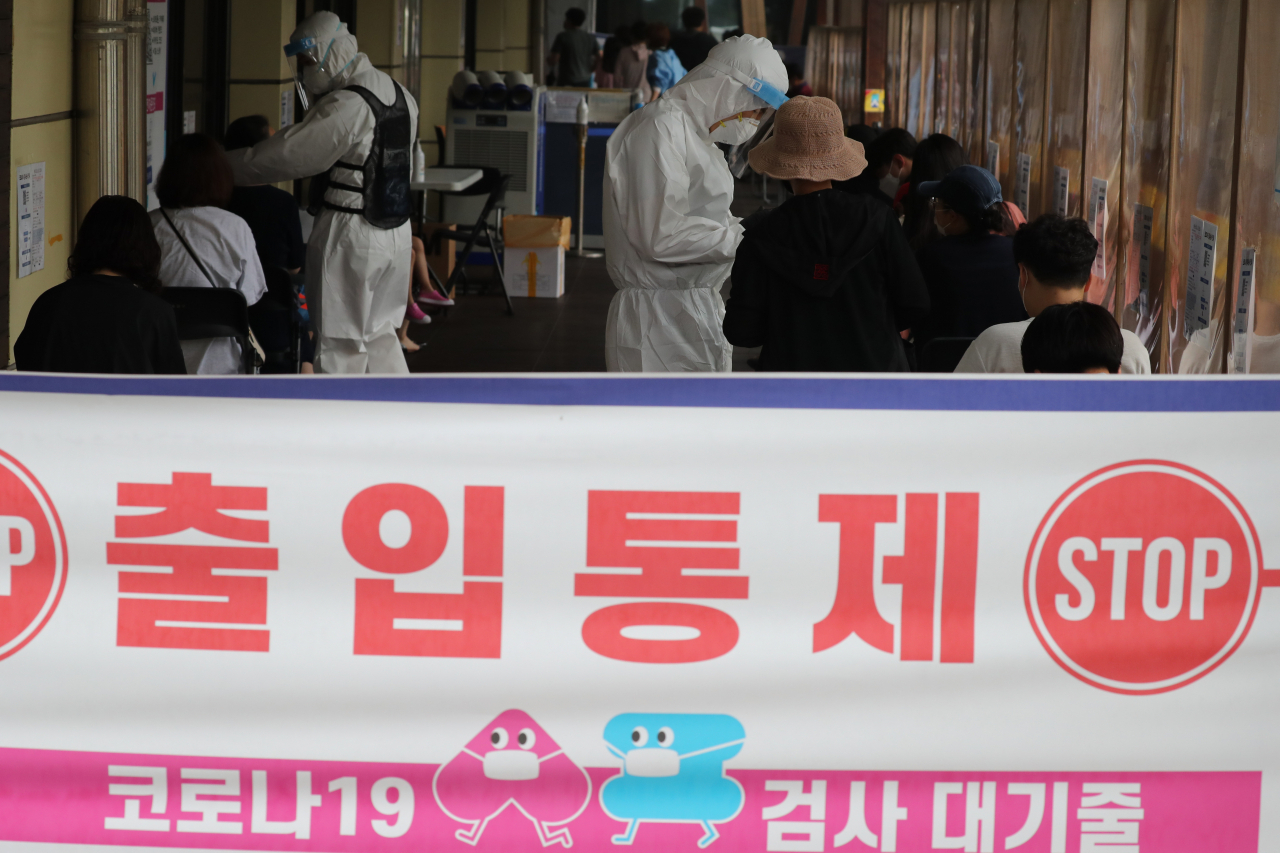 국내 신종 코로나바이러스 감염증(코로나19) 확산세가 거세지면서 30일 신규 확진자 수는 800명에 육박했다. 중앙방역대책본부는 이날 0시 기준으로 신규 확진자가 794명 늘어 누적 15만6천961명이라고 밝혔다. 700명대 확진자는 지난 5일(744명) 이후 25일 만이며, 794명 자체는 '4차 유행'이 진행 중이던 지난 4월 23일(797명) 이후 68일 만에 최다 기록이다. 사진은 이날 서울시 송파구보건소 선별진료소 모습. [연합]