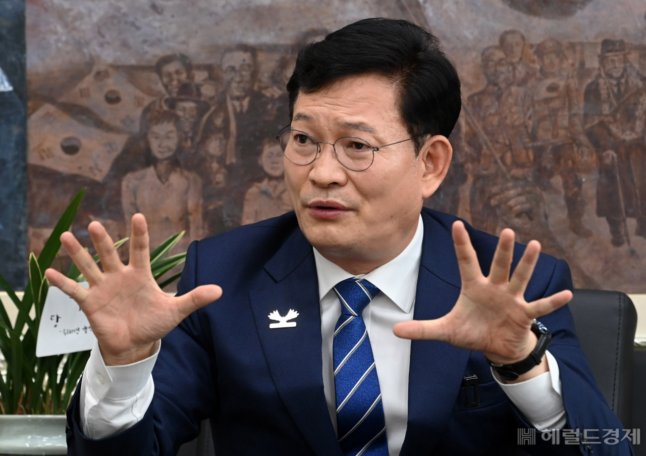 송영길 더불어민주당 대표가 지난달 29일 국회 본관 당대표실에서 헤럴드경제와 인터뷰를 하고 있다. 이상섭 기자/