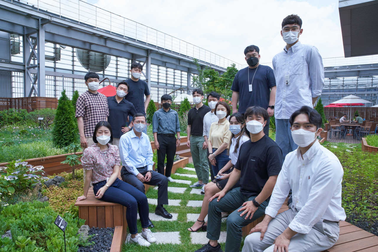 임영진(앞줄 왼쪽 두번째) 신한카드 사장이 지난달 30일 오픈한 신한카드 본사 옥상정원에서 MZ세대 직원들과 함께 최근 주요 현황에 대해 논의한 뒤 기념 사진을 찍고 있다. [신한카드 제공]