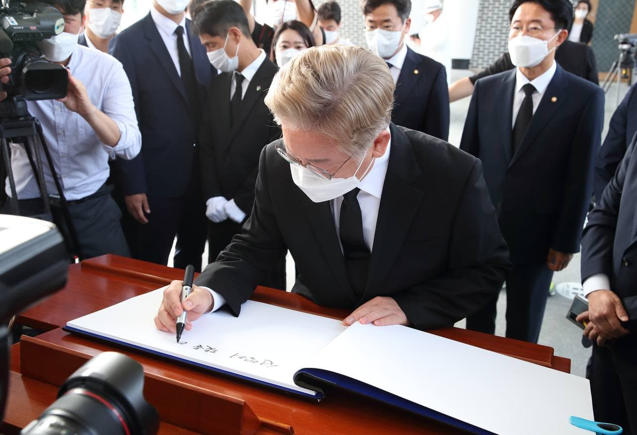 대선 출마를 공식 선언한 이재명 경기지사가 1일 오전 서울 동작구 국립서울현충원을 참배하며 방명록을 작성하고 있다. [캠프 제공]