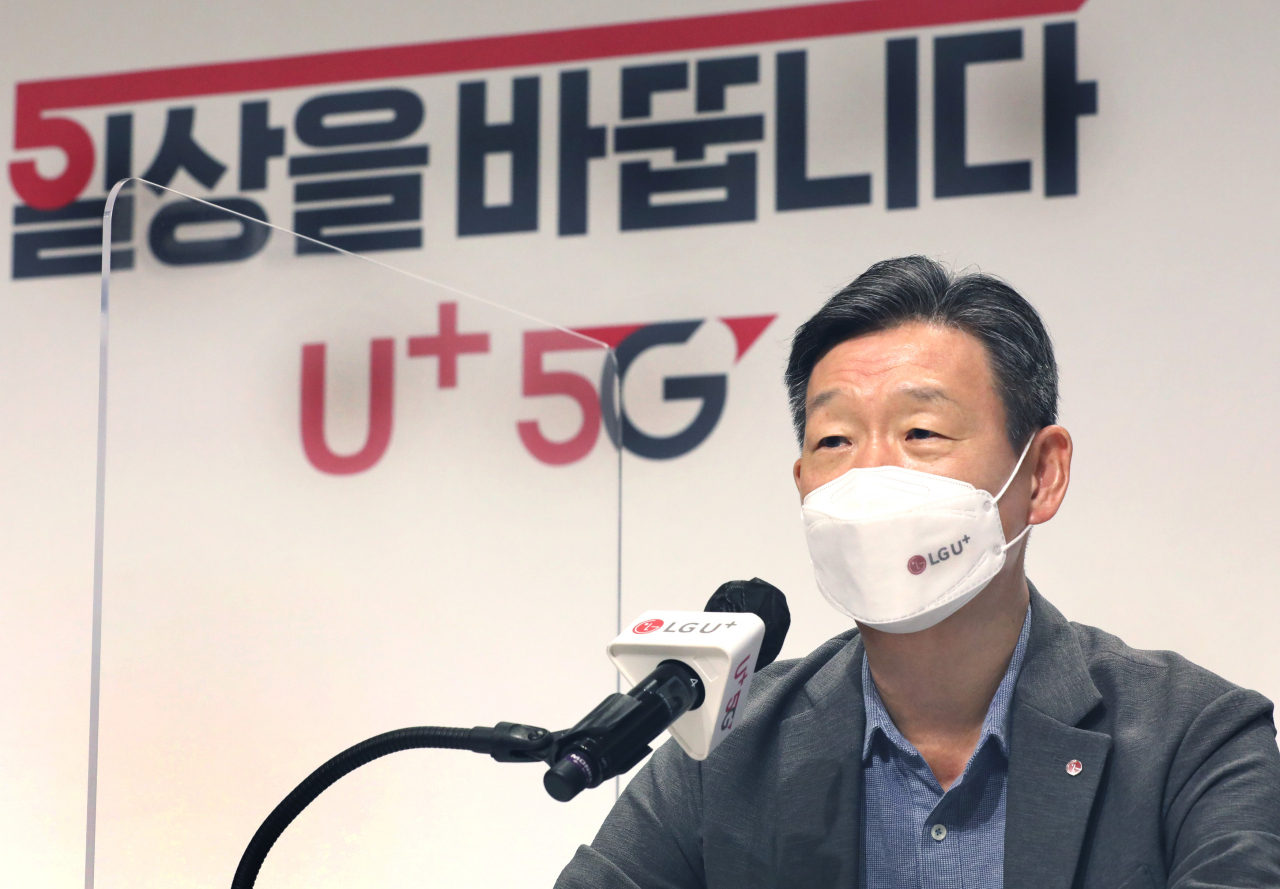 황현식 LG유플러스 사장이 지난달 30일 LG유플러스 용산 본사에서 열린 취임 후 첫 기자간담회에서 인사말을 하고 있다. [LG유플러스 제공]