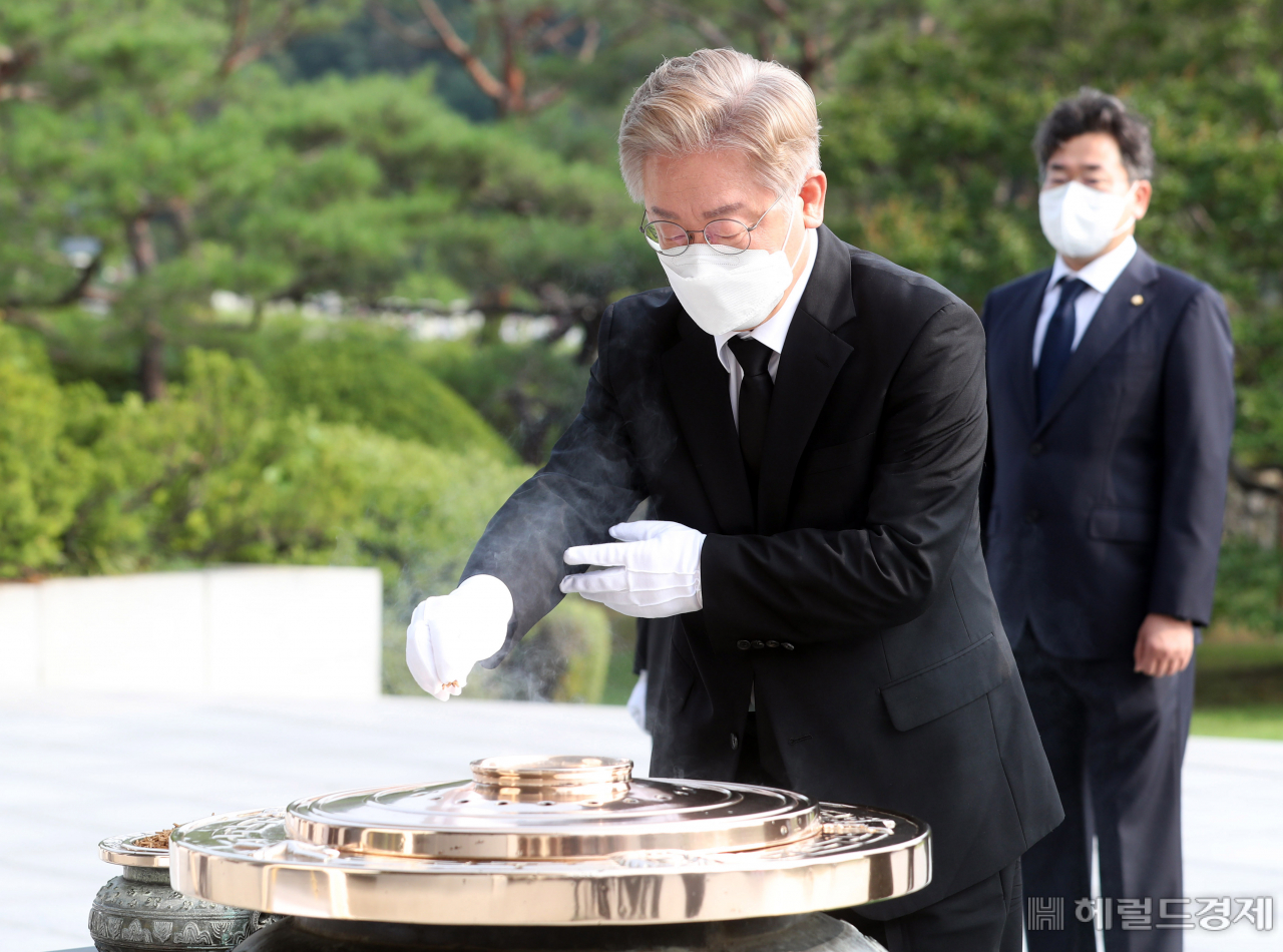 [사진=국회사진기자단] [헤럴드경제=이상섭 기자] 대선출마를 공식 선언한 이재명 경기도지사가 1일 오전 서울 동작구 국립서울현충원 현충탑을 참배하고 있다.