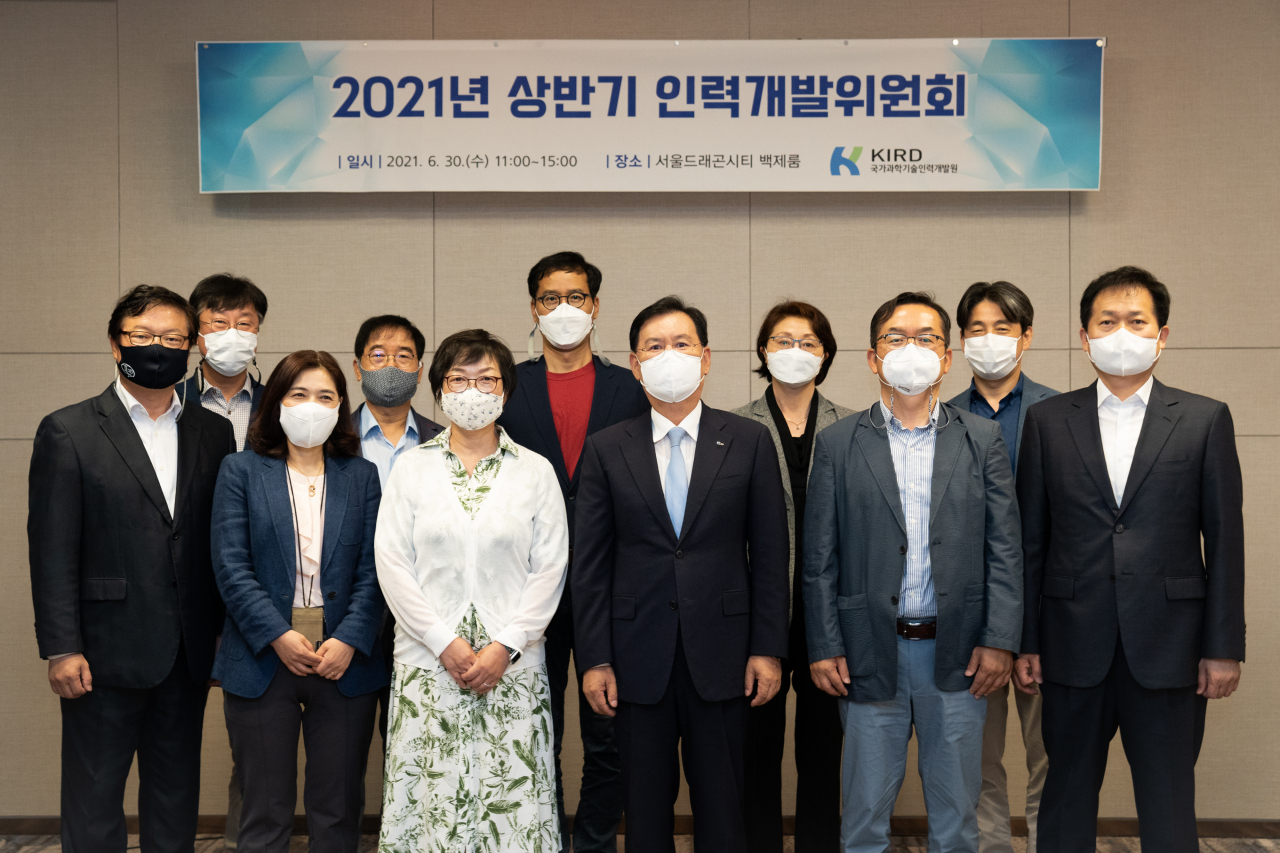 KIRD 2021년 상반기 인력개발위원회 참석자들. 왼쪽 뒷줄부터 시계방향으로 김광무 위원, 현병환 위원, 권영선 위원, 한성옥 위원, 이진구 위원, 이세준 위원, 조남채 위원, 박귀찬 위원, 한선화 위원장, 진선미 위원, 이장재 위원.[KIRD 제공]